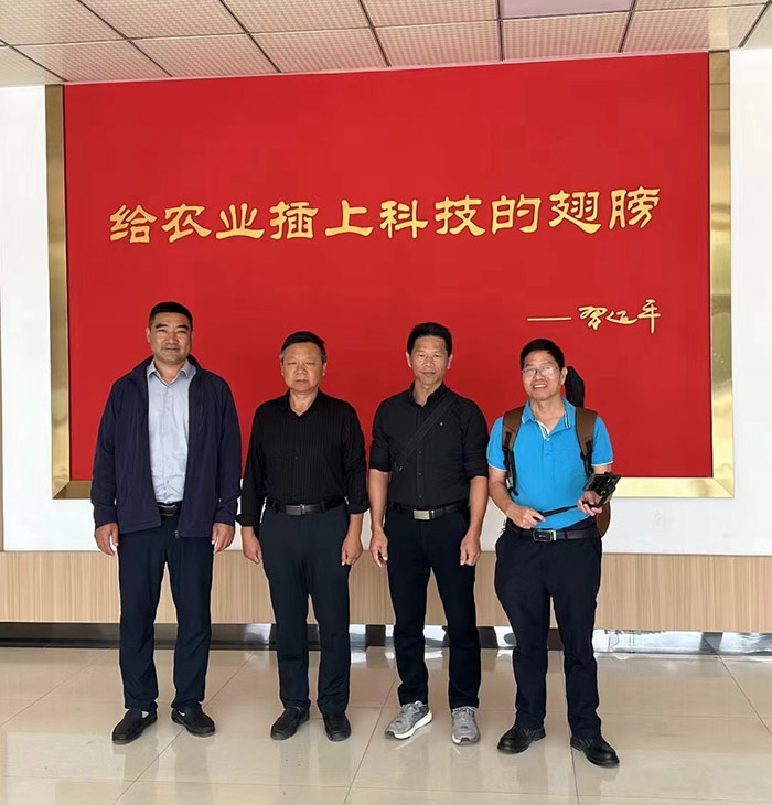 廣東省普寧市農(nóng)科所馮順洪所長(zhǎng)、國(guó)家甘薯產(chǎn)業(yè)技術(shù)體系濟(jì)寧綜合實(shí)驗(yàn)站黃成星站長(zhǎng)來(lái)金藤公司指導(dǎo)